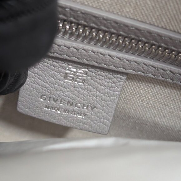 Givenchy Small Antigona bag in grained leather - Picture 10 of 11